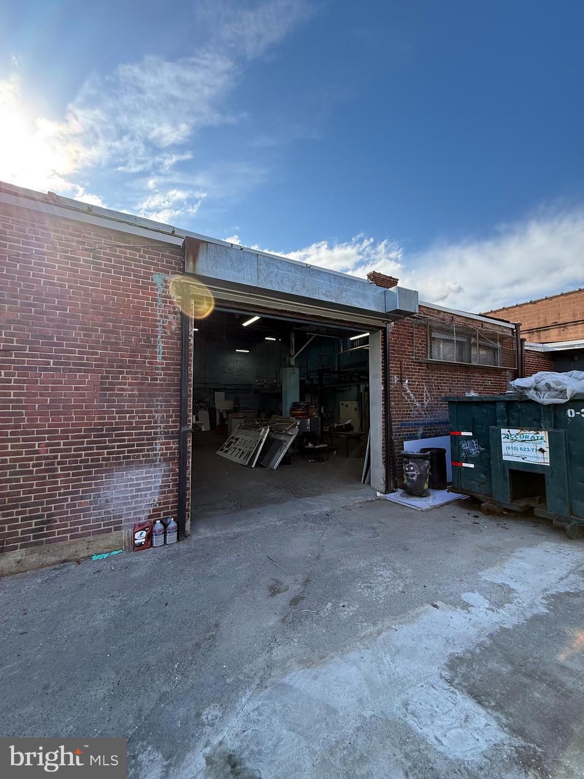 Main image without alt text