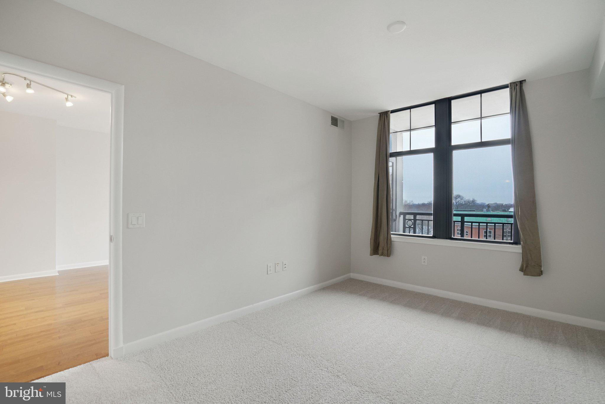 CLARENDON 1021 - Residential