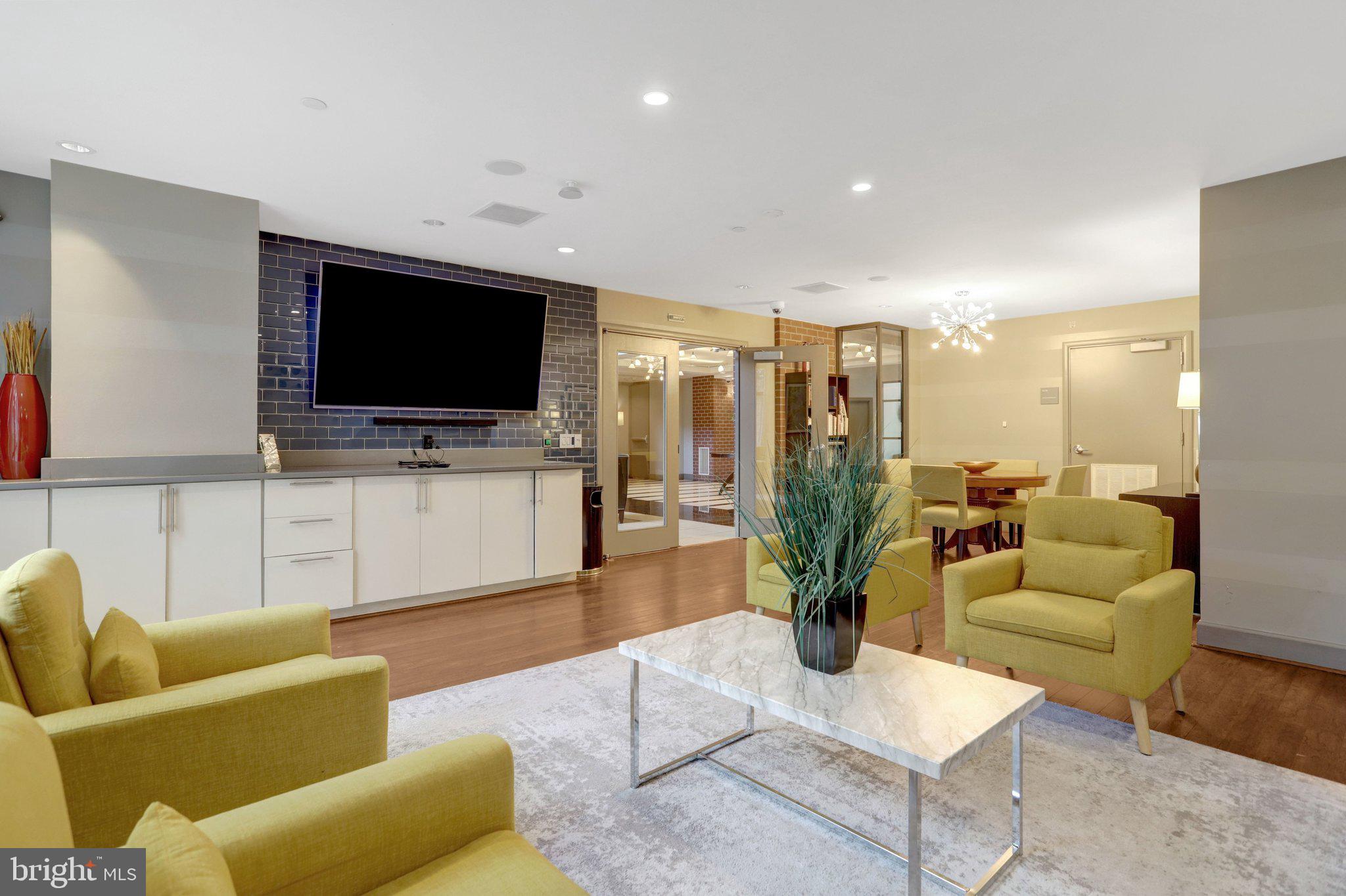 CLARENDON 1021 - Residential