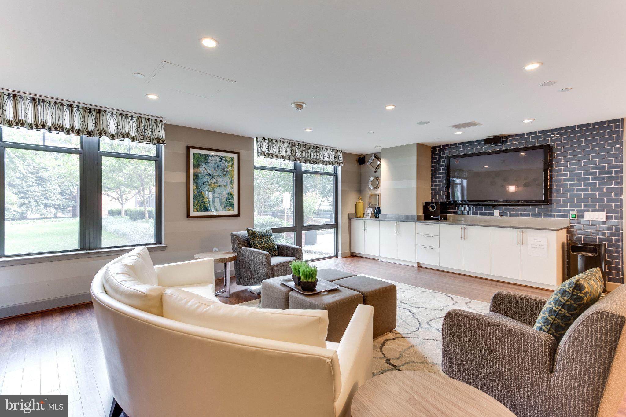 CLARENDON 1021 - Residential