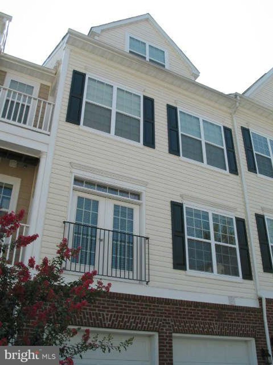 VERY NICE VACANT 2-LEVEL TOWNHOUSE*LOCATION, LOCATION, LOCATION*SHOWS WELL! ENTER LOWER LEVEL BY THE GARAGE AND GO UP TO THE MAIN LEVEL TO THE MAIN DOOR.  MASTER BEDROOM ON MAIN LEVEL. LIVING/FAMILY ROOM WITH ENCLOSED GAS FIREPLACE AND SGD TO DECK. TWO BEDROOMS AND FULL BATH ON LOWER LEVEL. SPACIOUS LR/DR WITH 3-SIDED GLASS FIREPLACE. GOURMET KITCHEN, COVERED 23X8 DECK/BALCONY, LOTS OF STORAGE *GUESTS ENTER THRU PRIVATE DOOR ON MAIN LEVEL*CUSTOM 2" WOOD BLINDS & VERTICALS ON SGD'S *NO SMOKING*OWC SMALL PET W/ADD'L DEPOSIT.