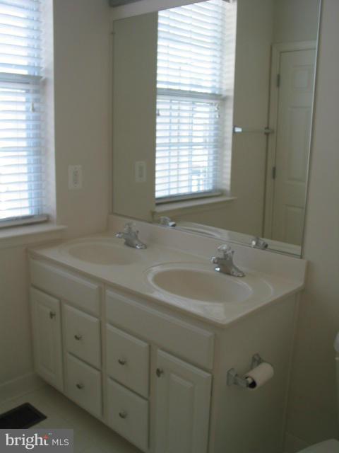 THE COMMONS ON WILLIAM SQUARE - Residential Lease