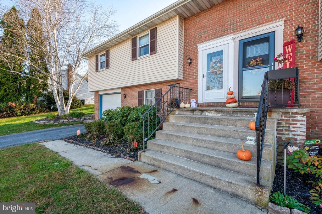 Photo of 336 Edgehill Drive, AKRON, PA 17501 (MLS # PALA2059596)