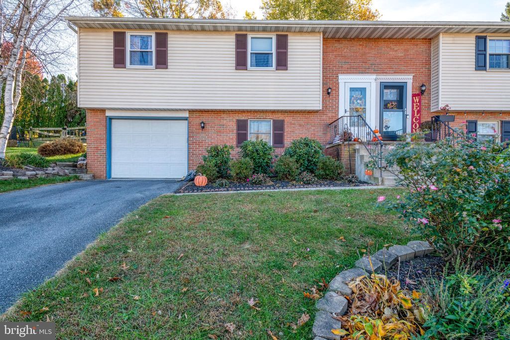 Photo of 336 Edgehill Drive, AKRON, PA 17501 (MLS # PALA2059596)