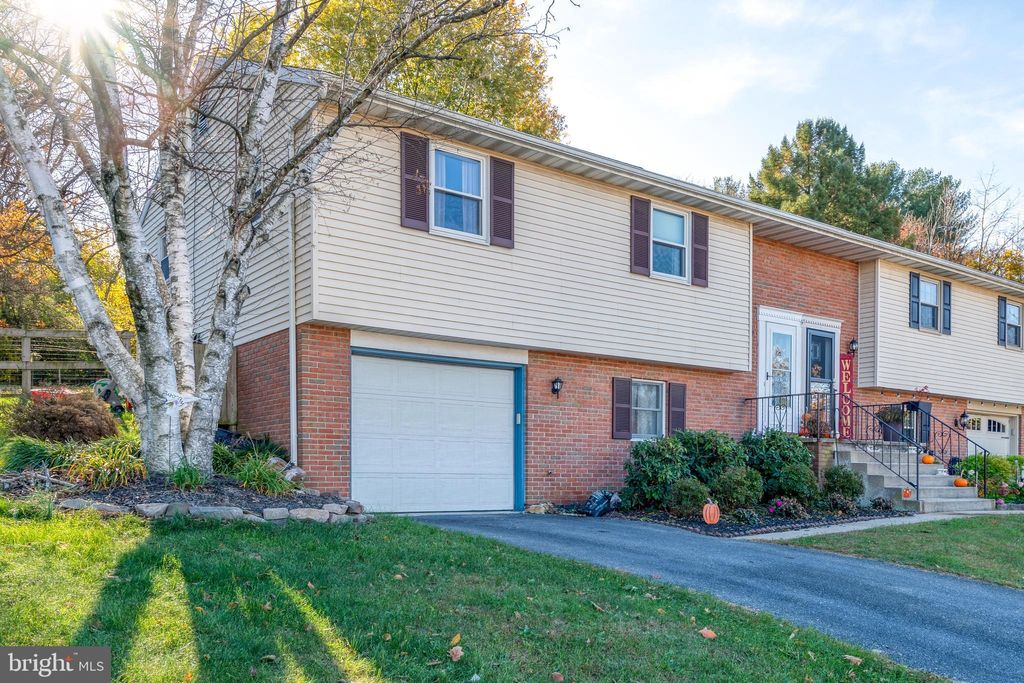 Photo of 336 Edgehill Drive, AKRON, PA 17501 (MLS # PALA2059596)