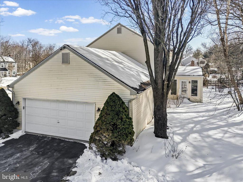 Photo of 1103 Red Oak Dr, GARNET VALLEY, PA 19060 (MLS # PADE2107456)
