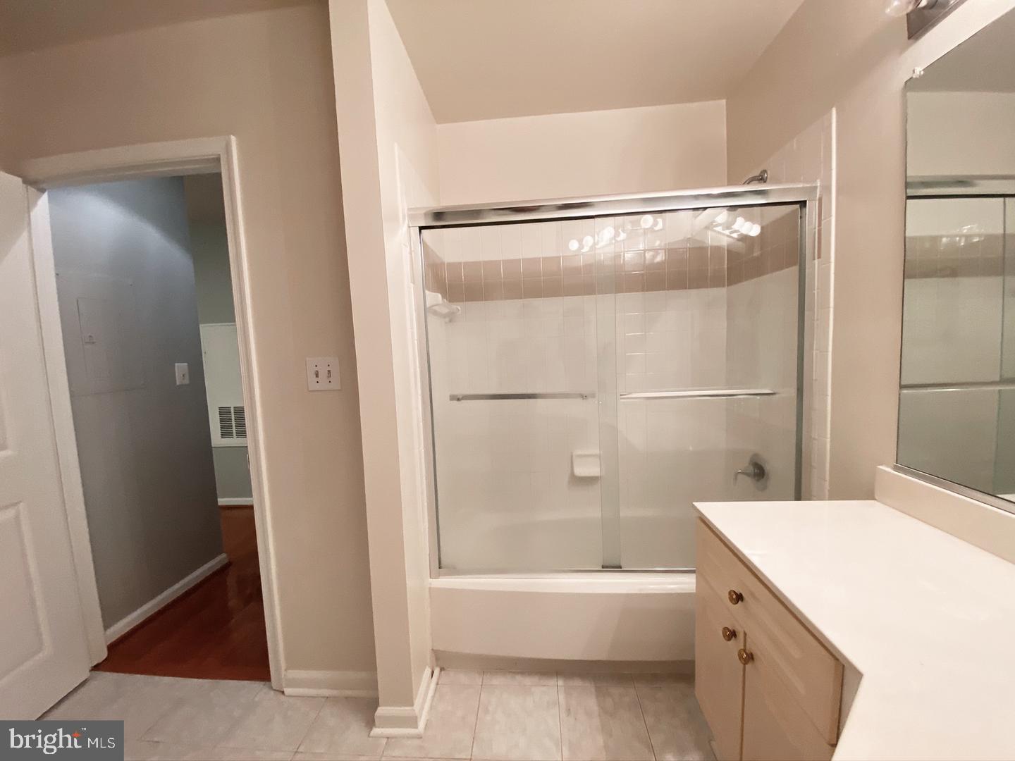 SOUTH GLEN - Residential Lease