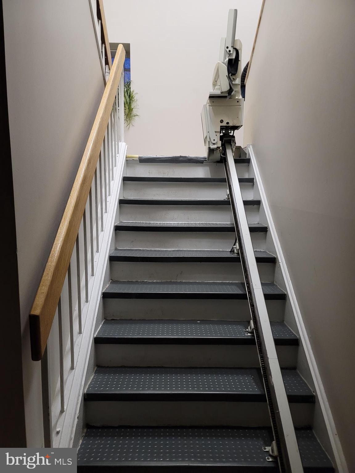 PORT RICHMOND - Commercial Lease