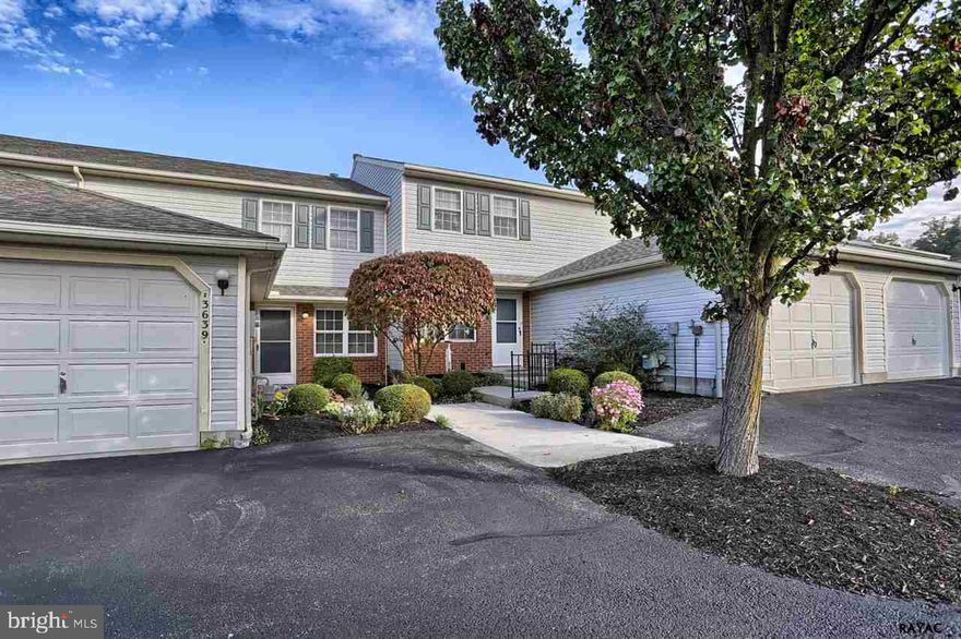 A rare find on the East end of York. A spacious condo w/an open floor plan in Springetts Oak Community. Eat-in Kitchen w/all appliances. Living rm & dining rm combo w/gas fireplace, 1st floor Master Suite, 2 large bedrooms on 2nd floor. Plus a loft area & 1-car garage. A super convenient location just mins to Rt. 30, shopping & restaurants.