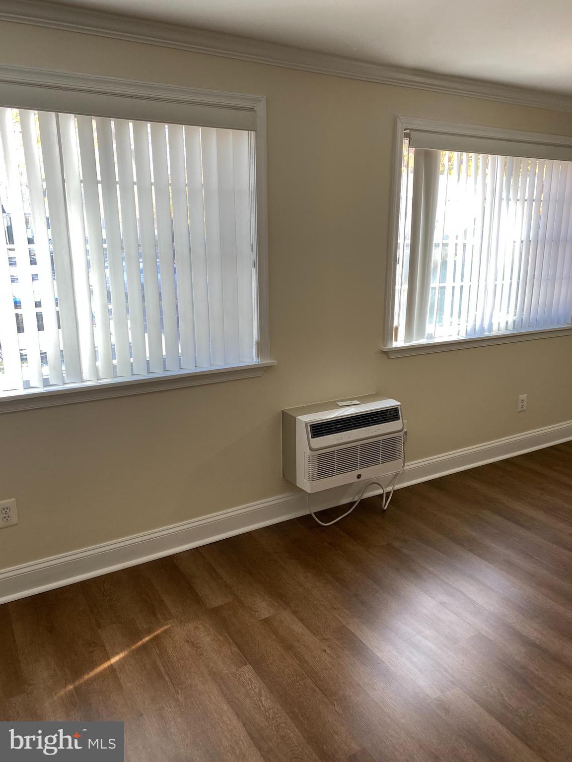 THE OAKS MAIN STREET LAUREL - Residential Lease