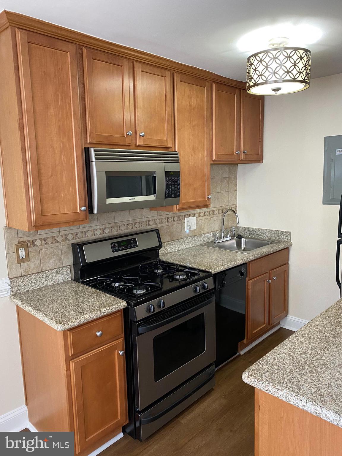 THE OAKS MAIN STREET LAUREL - Residential Lease