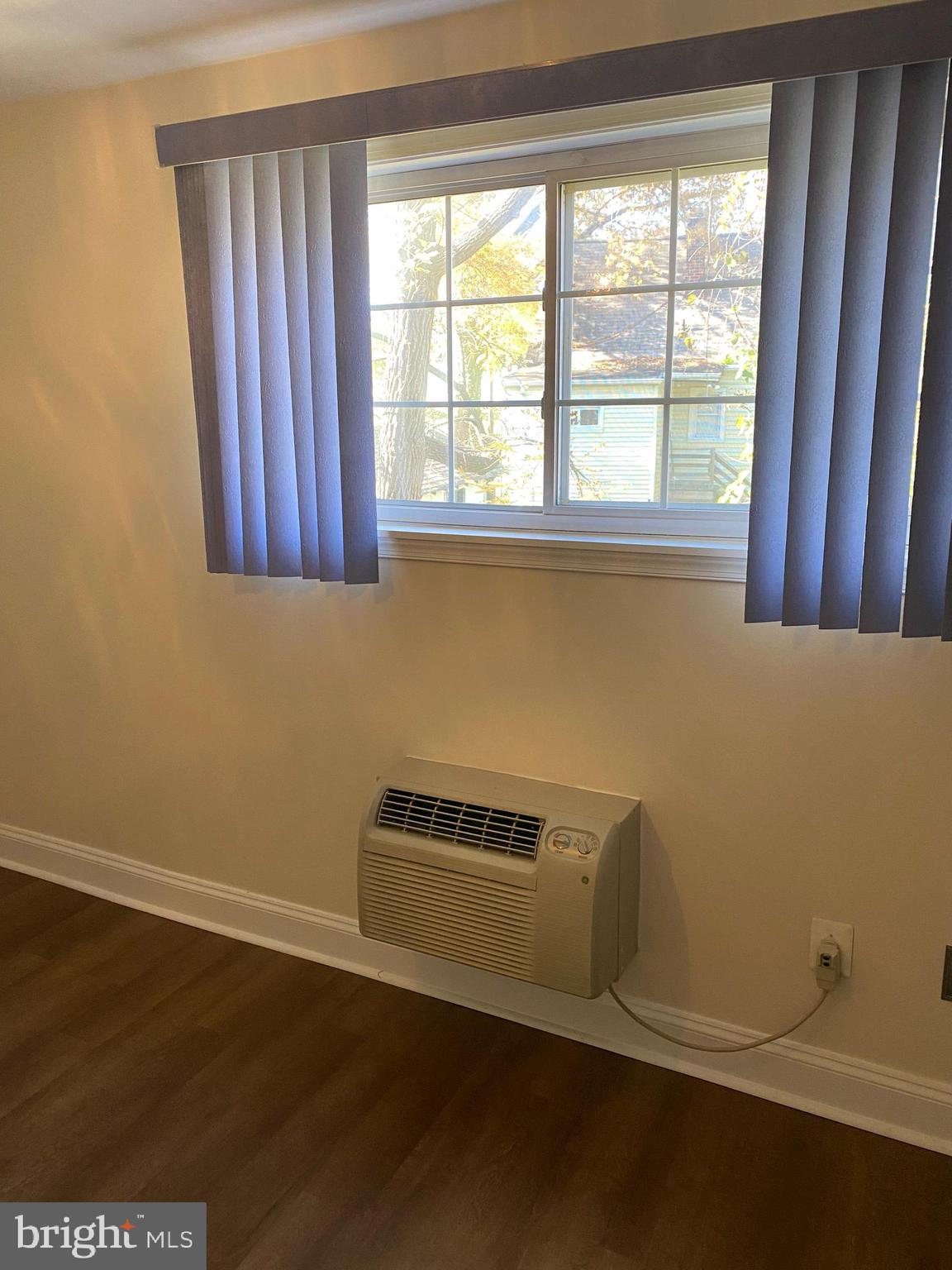 THE OAKS MAIN STREET LAUREL - Residential Lease