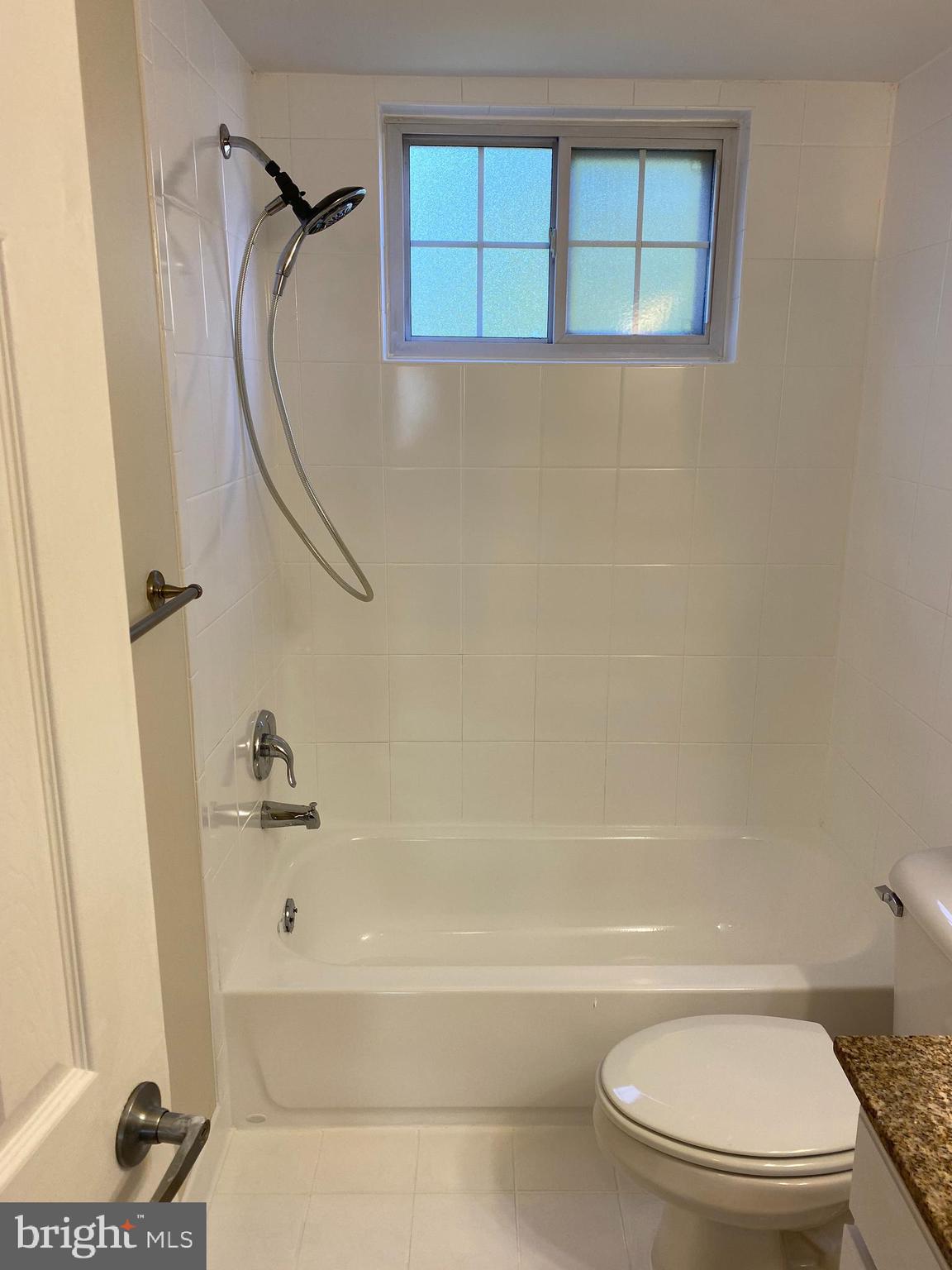 THE OAKS MAIN STREET LAUREL - Residential Lease