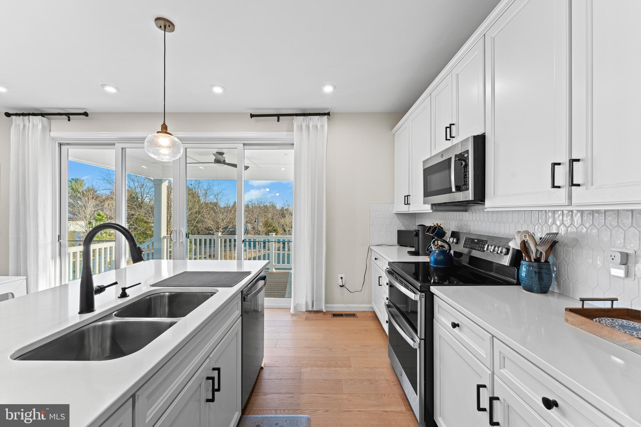 ROUND HILL MEADOWS - Residential Lease