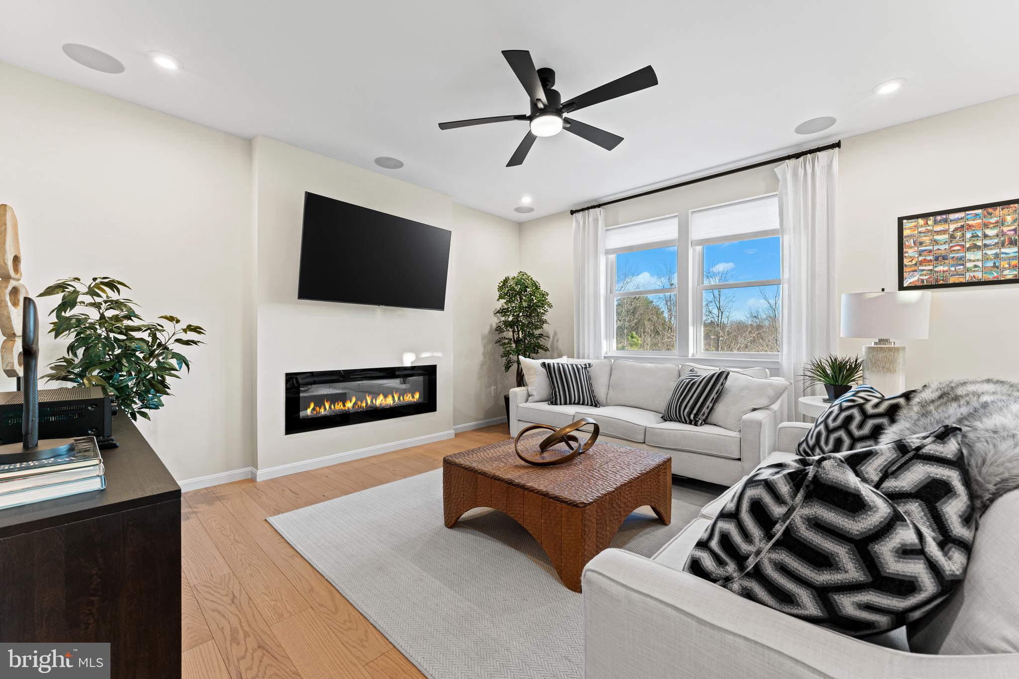 ROUND HILL MEADOWS - Residential Lease