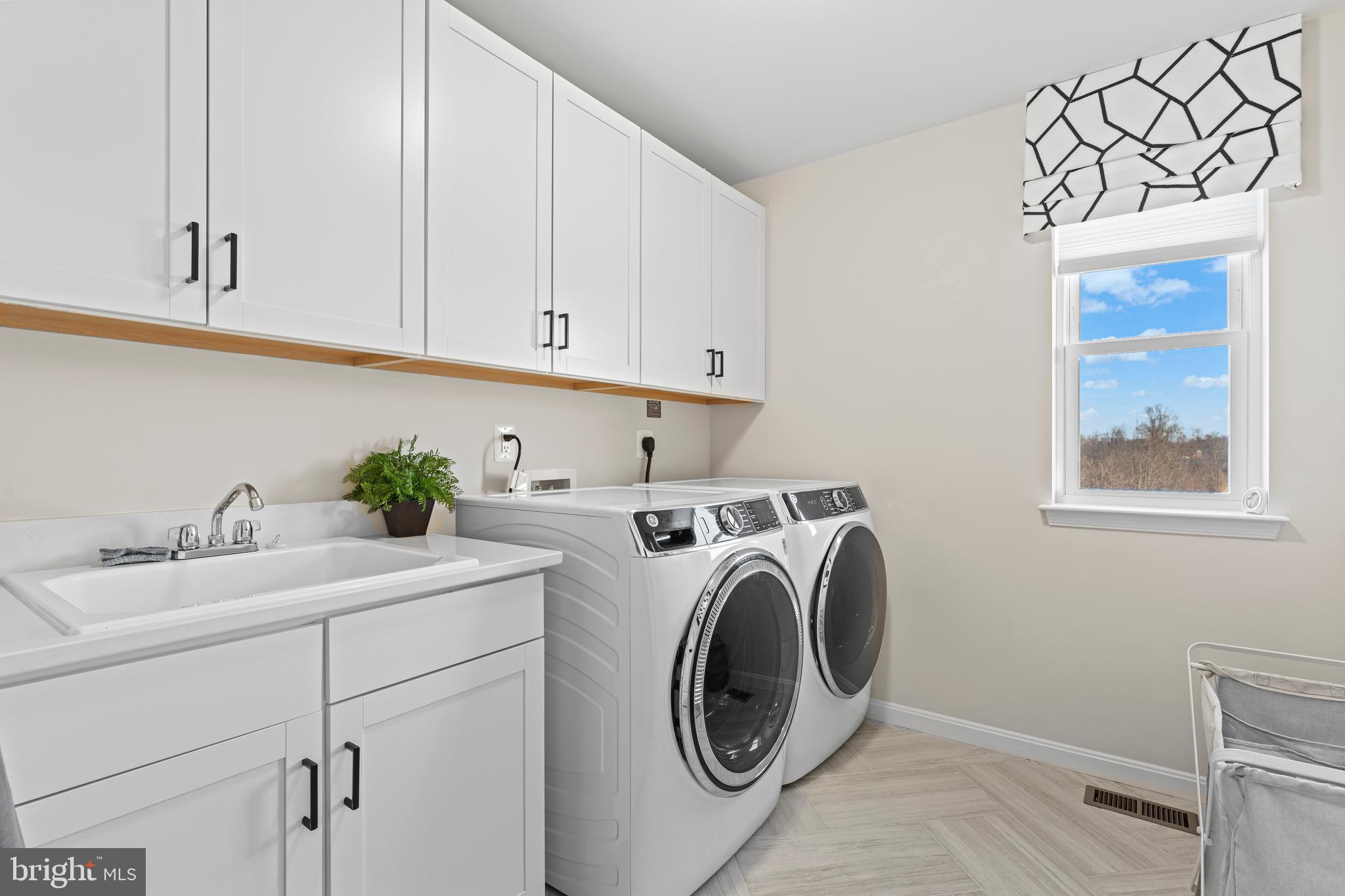 ROUND HILL MEADOWS - Residential Lease