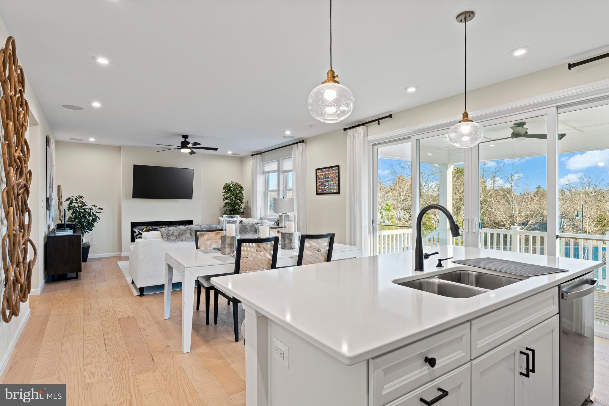 ROUND HILL MEADOWS - Residential Lease