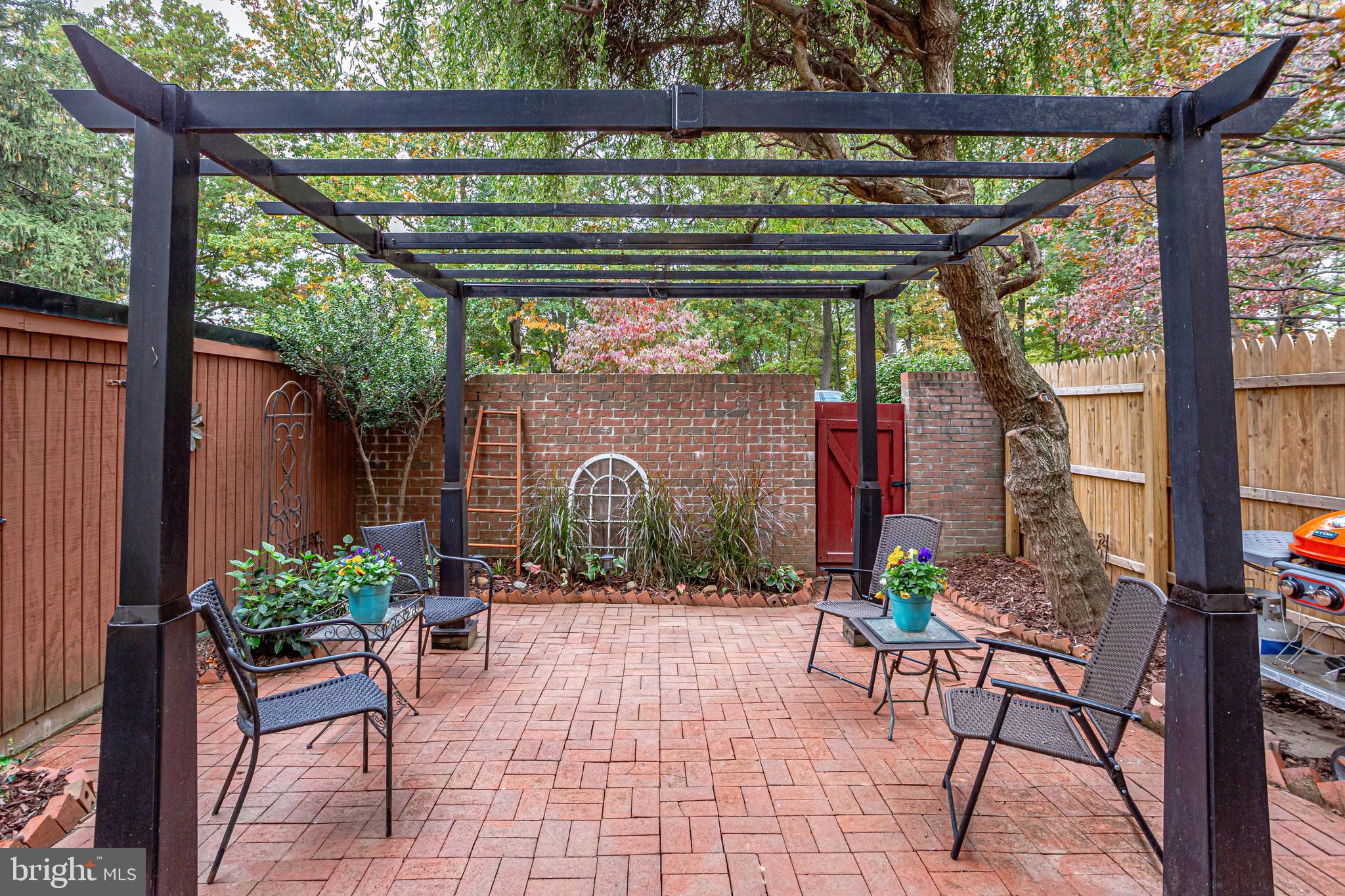 GOVERNORS SQUARE - Residential