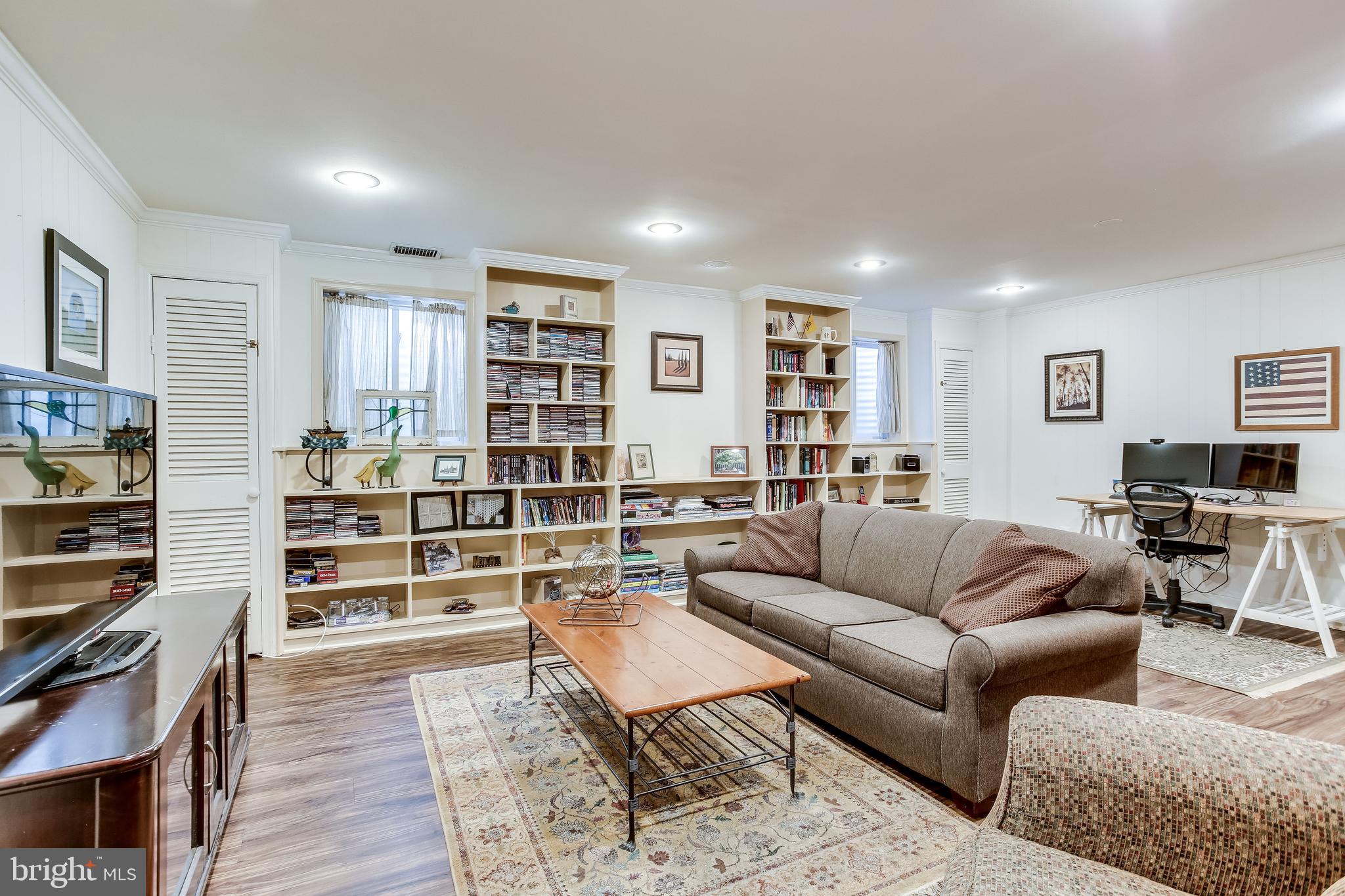 GOVERNORS SQUARE - Residential