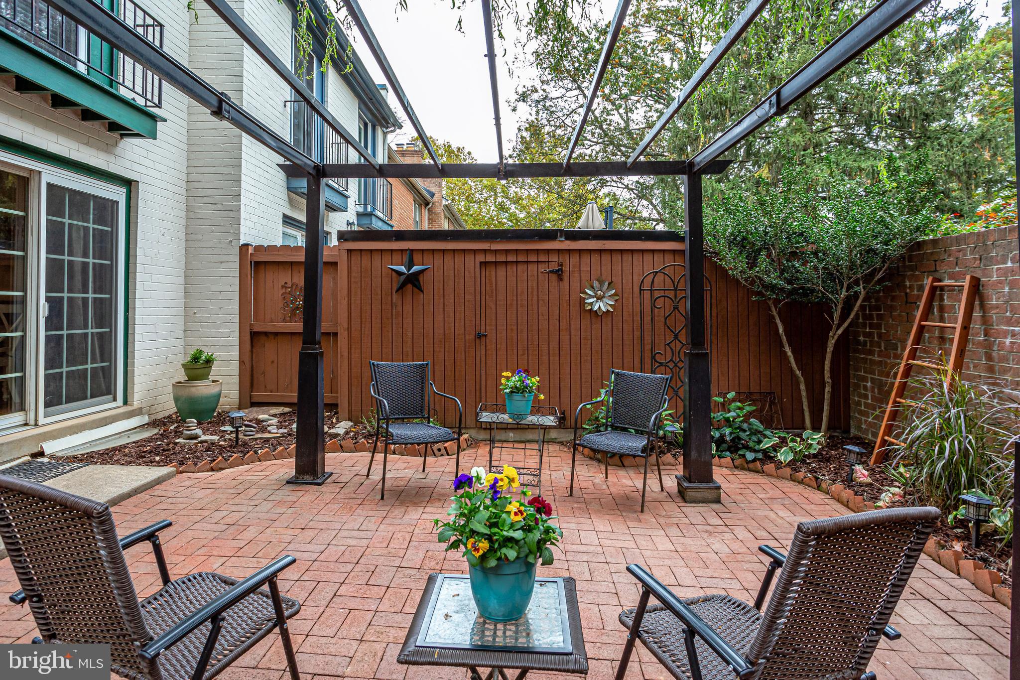 GOVERNORS SQUARE - Residential