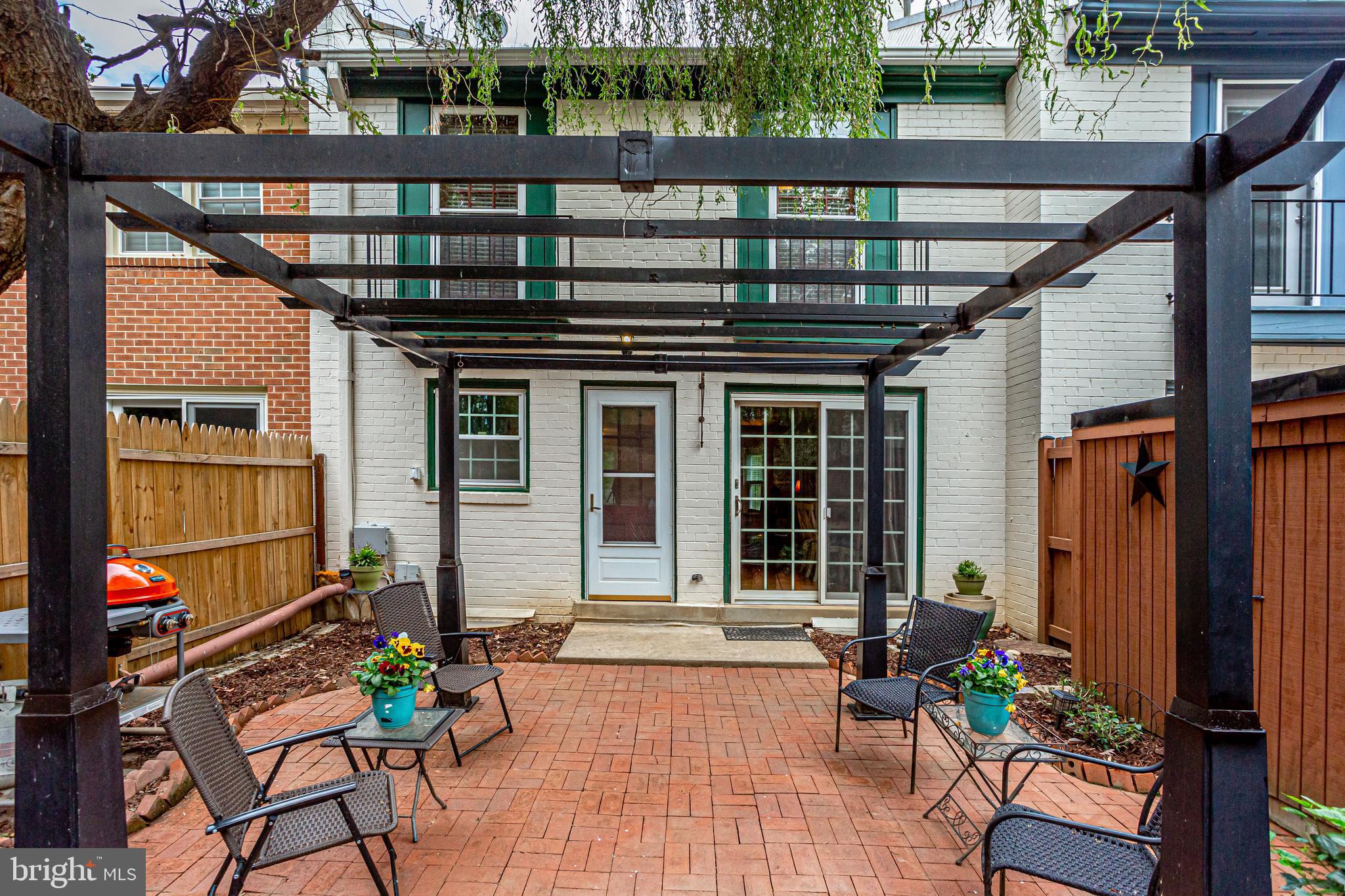 GOVERNORS SQUARE - Residential