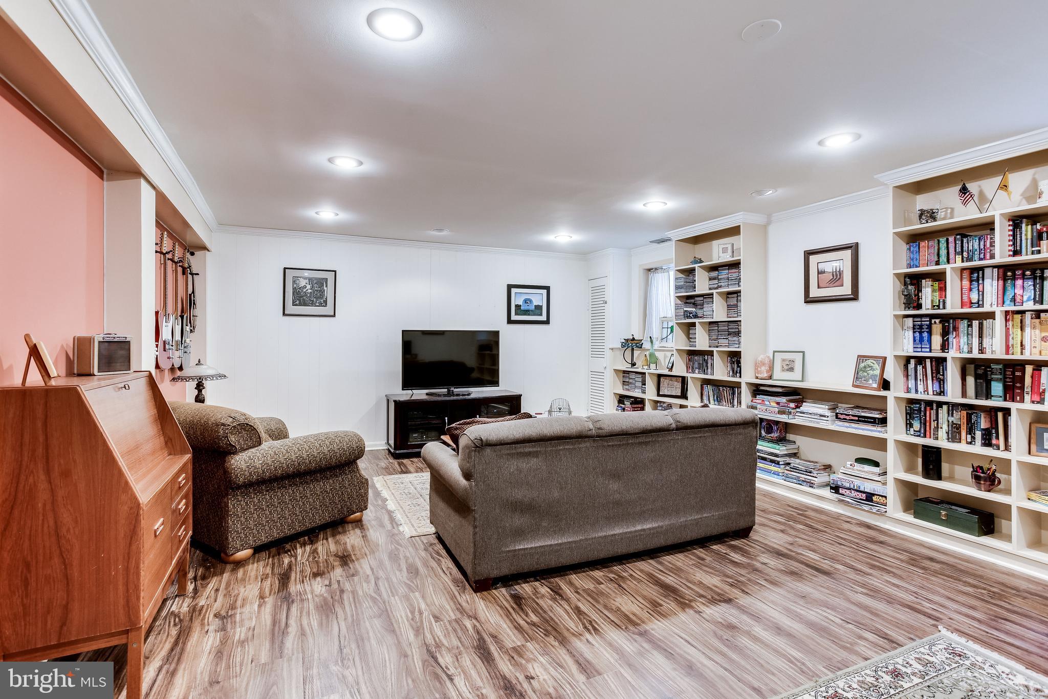 GOVERNORS SQUARE - Residential