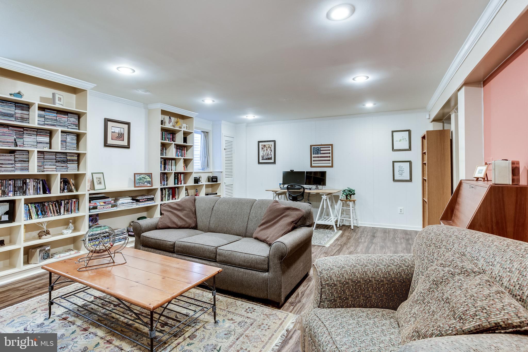 GOVERNORS SQUARE - Residential