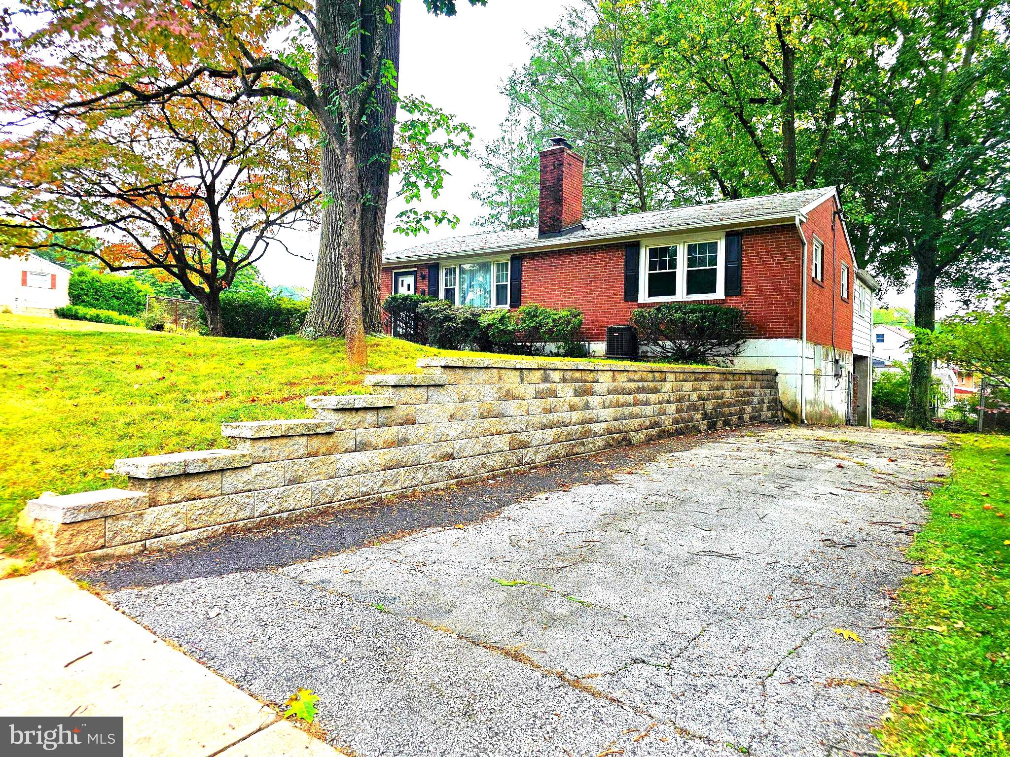 215 PARKVIEW DRIVE