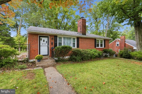 Homes For Sale - 215 Parkview Drive<br/> BROOMALL, PA 19008