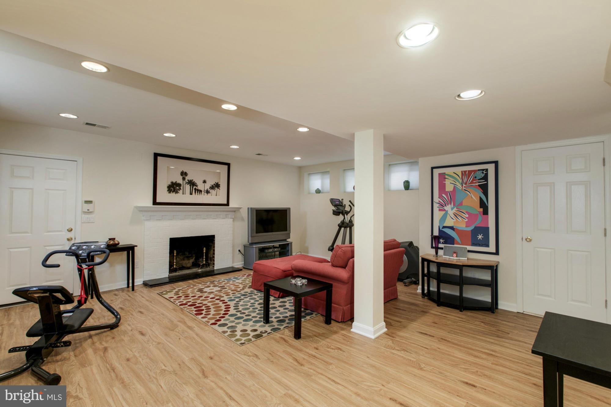 COUNTRY CLUB HILLS - Residential