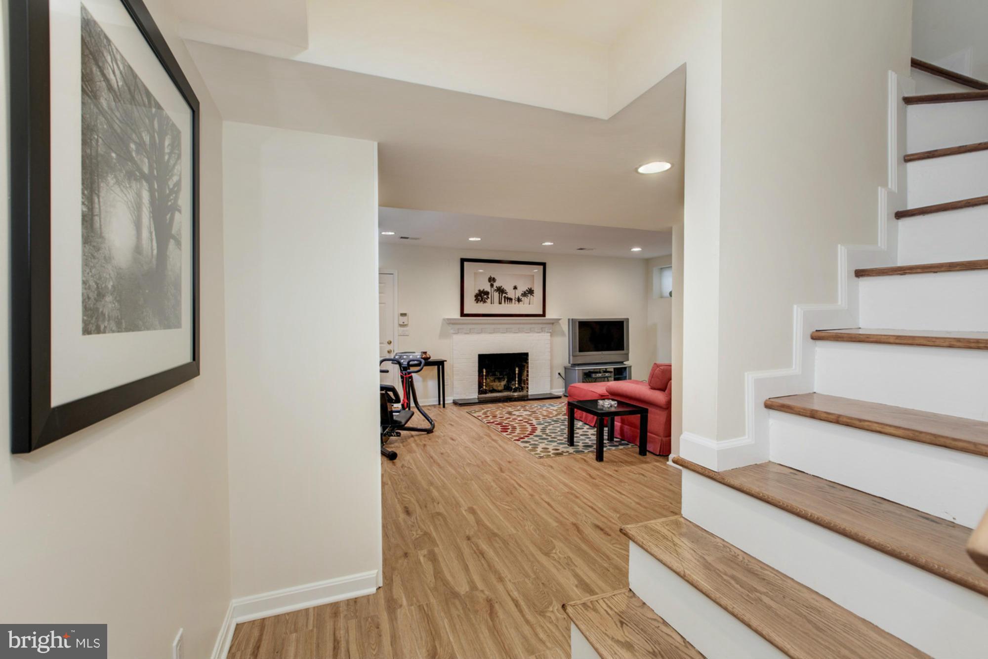 COUNTRY CLUB HILLS - Residential