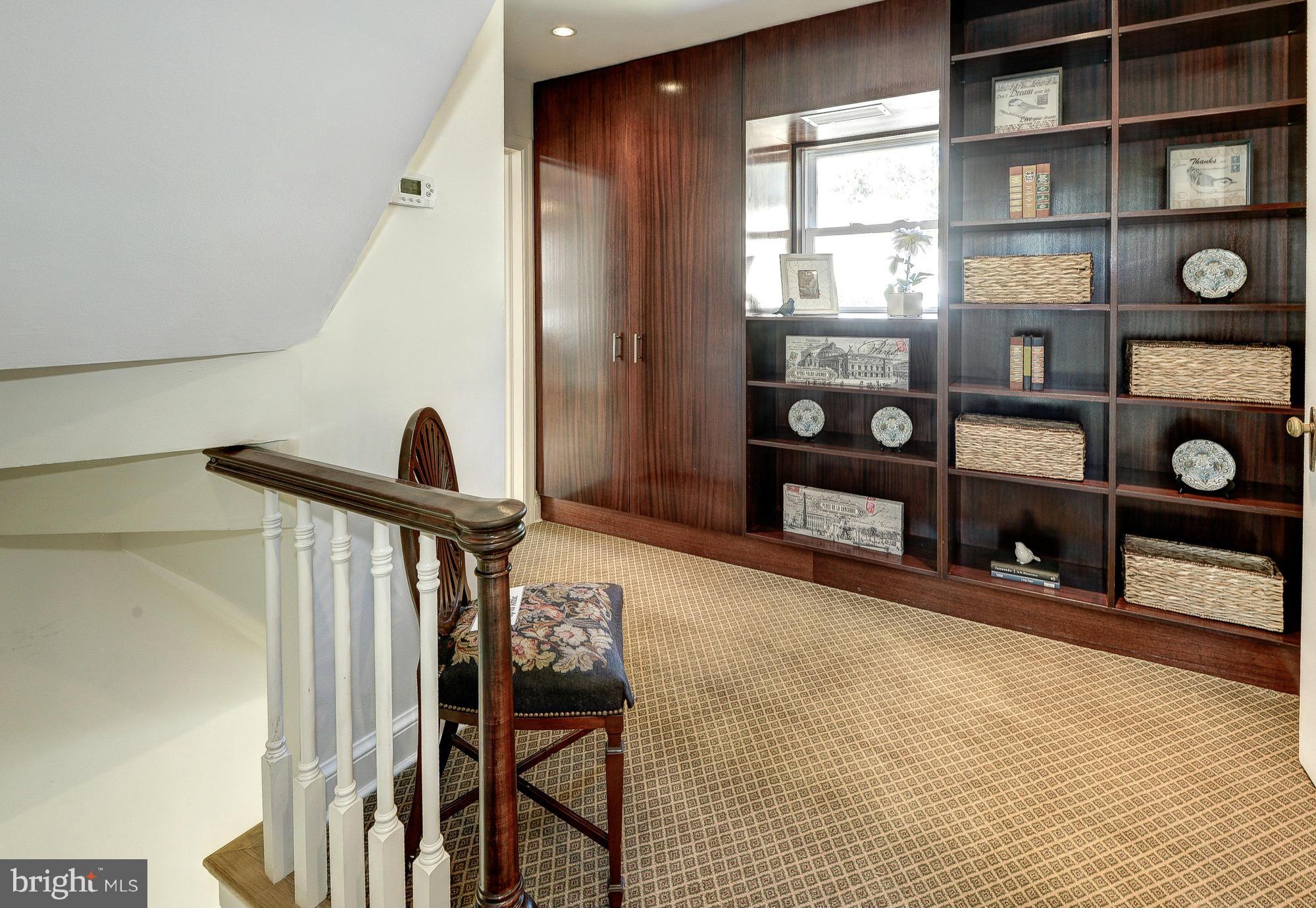 COUNTRY CLUB HILLS - Residential