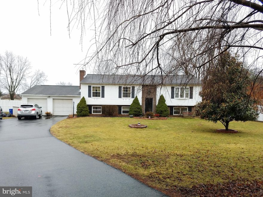 Just listed in rarely available neighborhood. Split Foyer type home on a large corner lot. Enjoy the nice weather with the screened porch, inground swimming pool and hot tub. This home features 5 bedrooms and 3 full bathrooms along with a family room. This home also features woods floors, a fireplace, greenhouse and an electric fence. Come take a look!