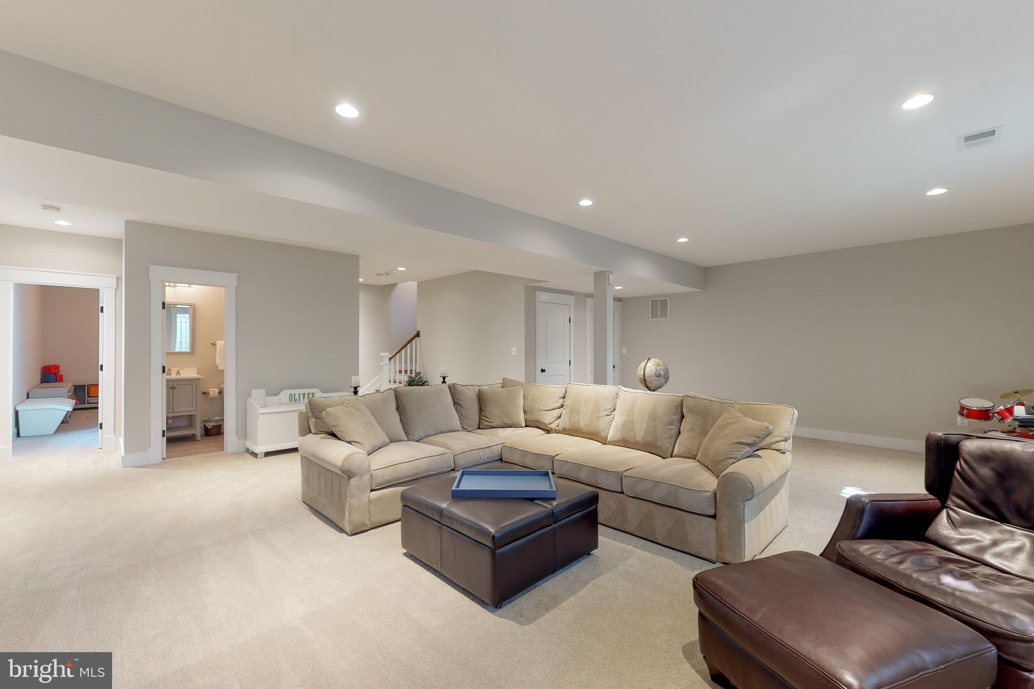 CRESCENT HILLS - Residential