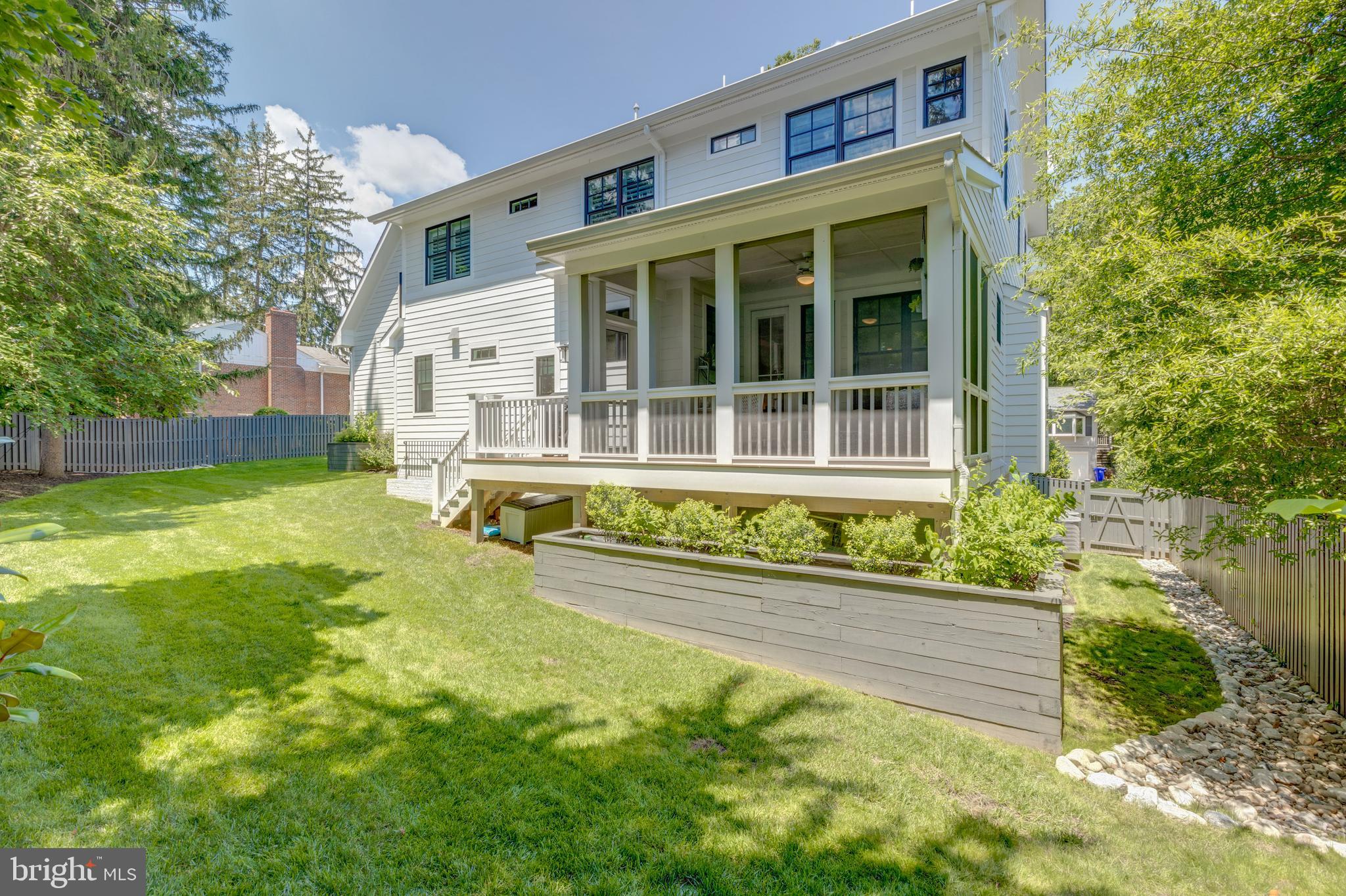 CRESCENT HILLS - Residential