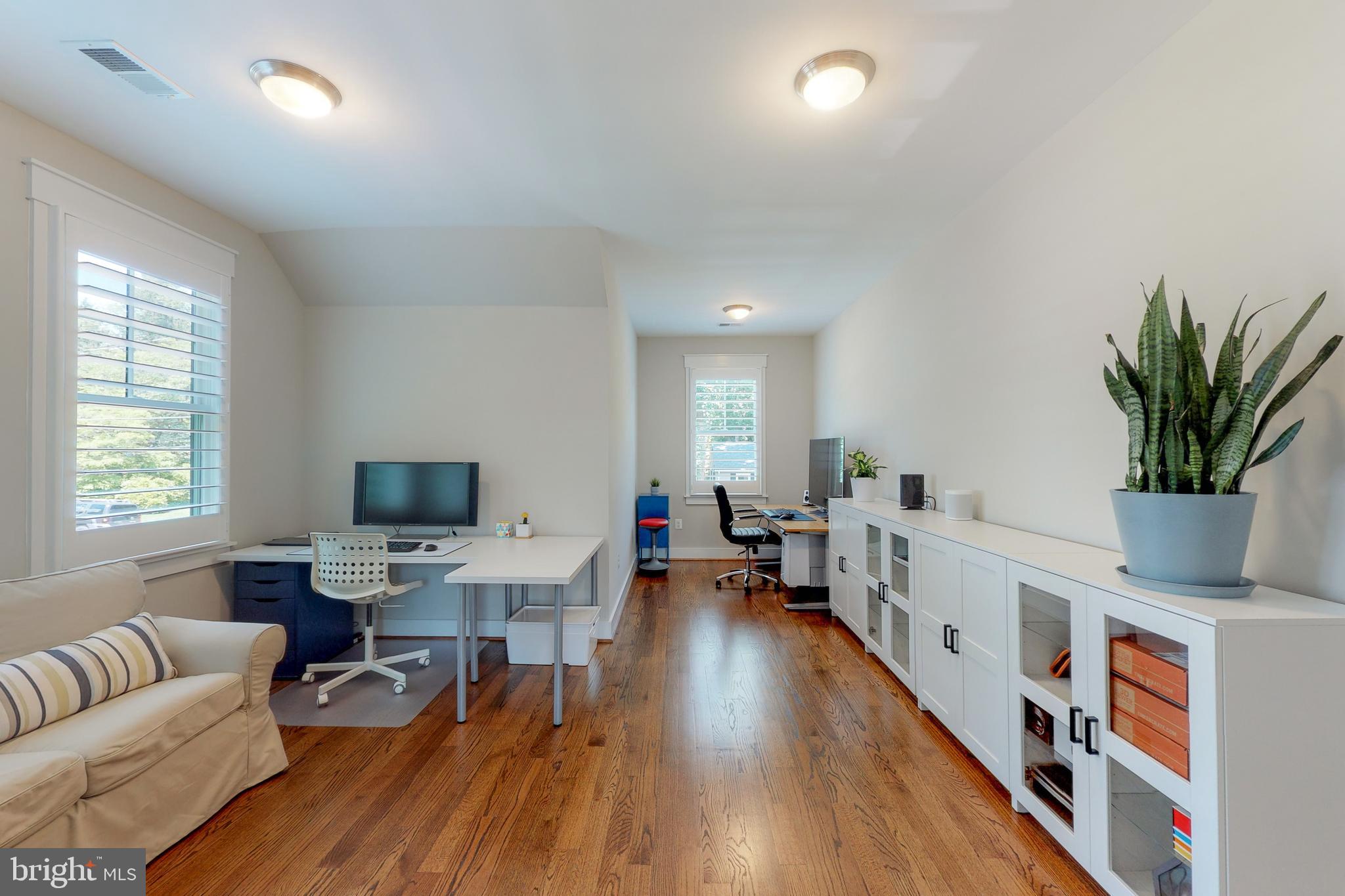 CRESCENT HILLS - Residential