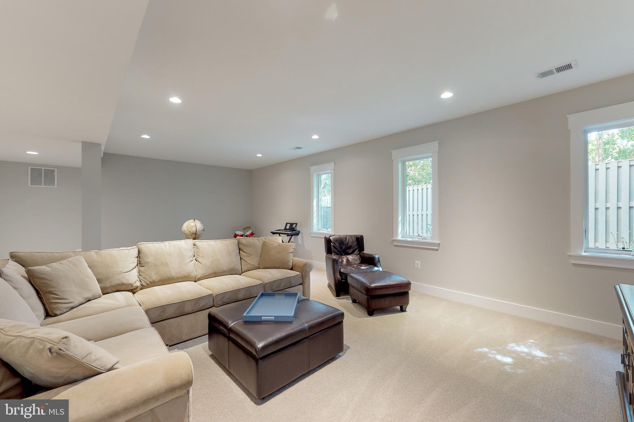 CRESCENT HILLS - Residential