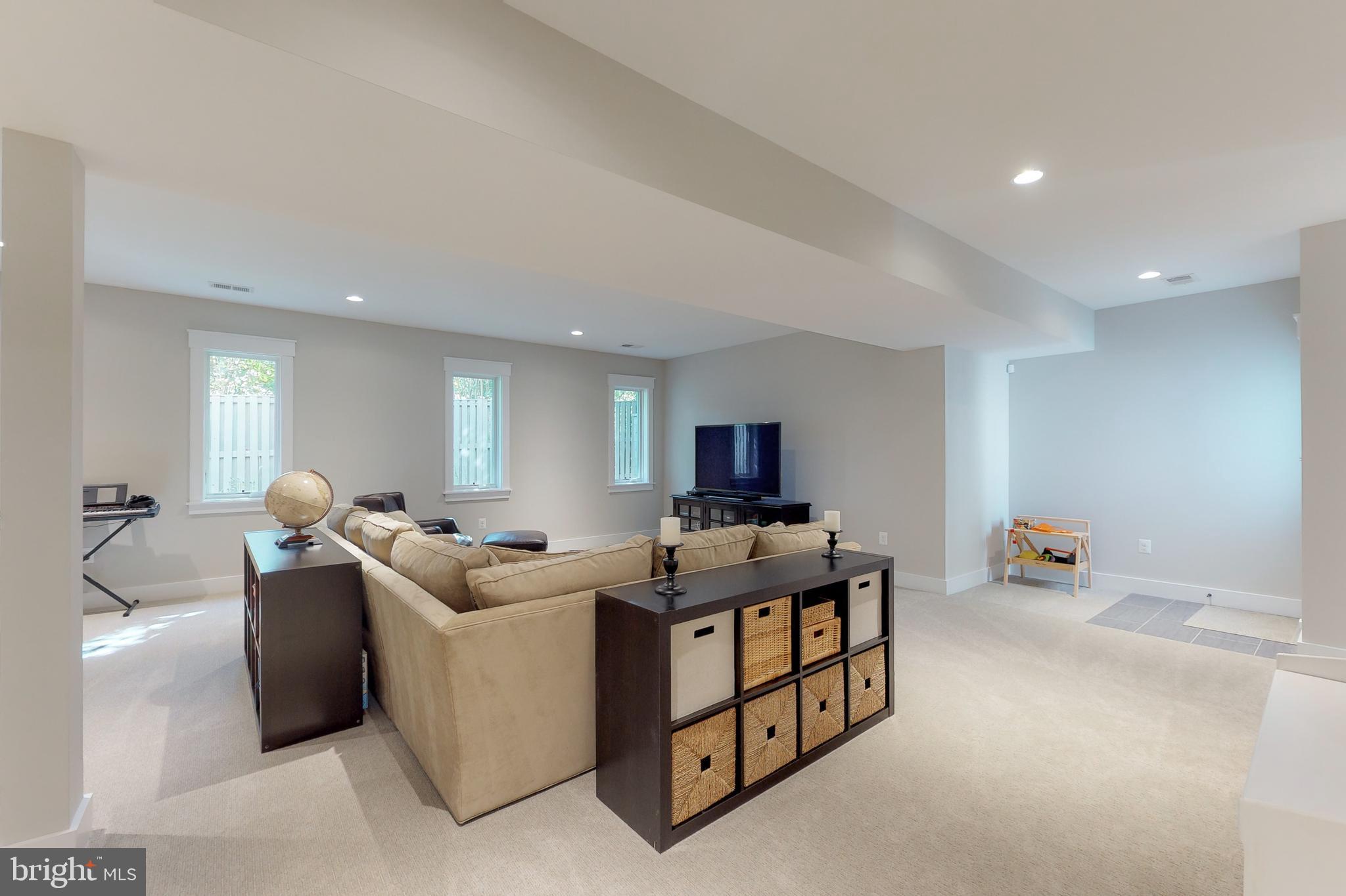 CRESCENT HILLS - Residential