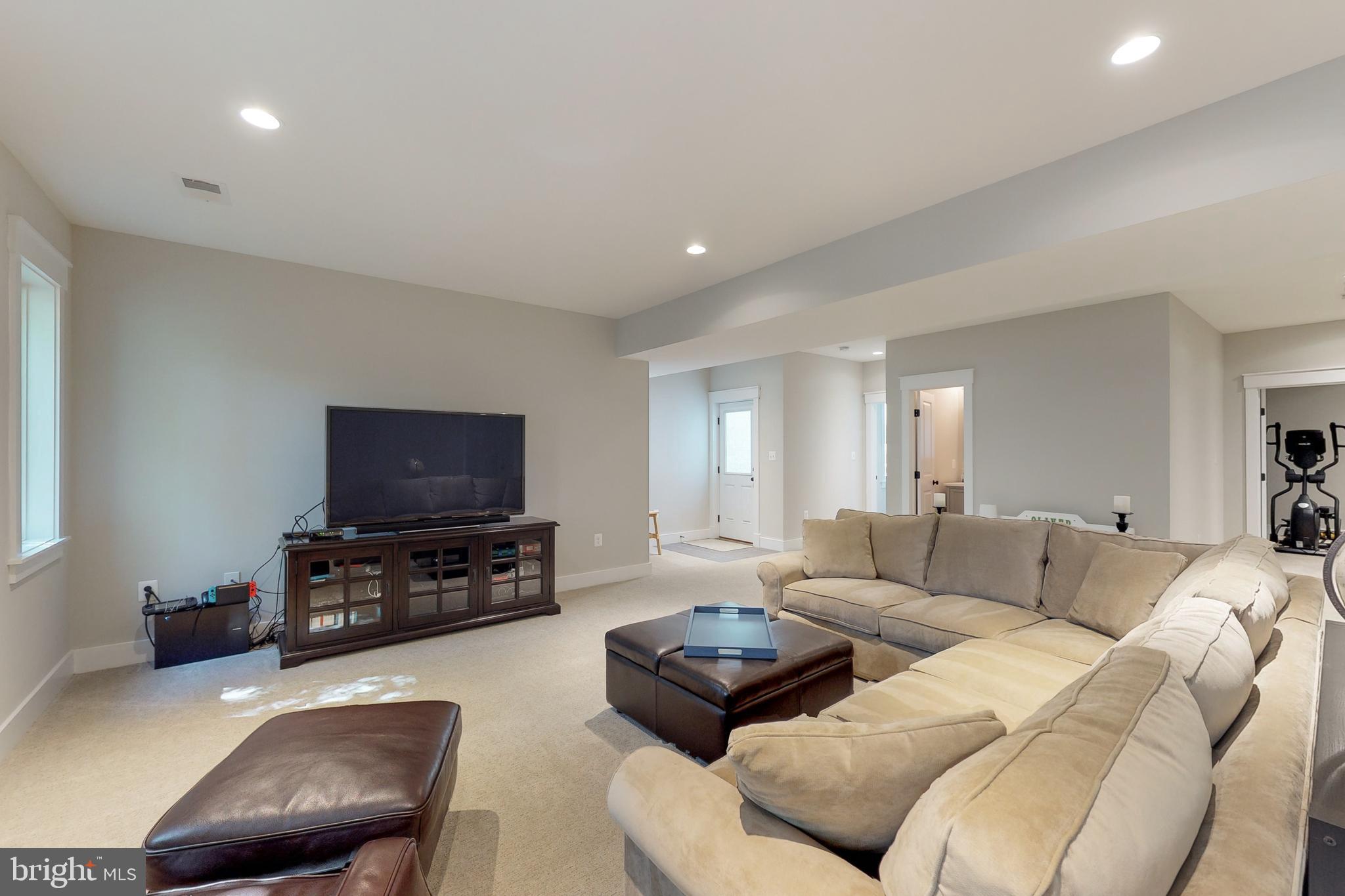 CRESCENT HILLS - Residential