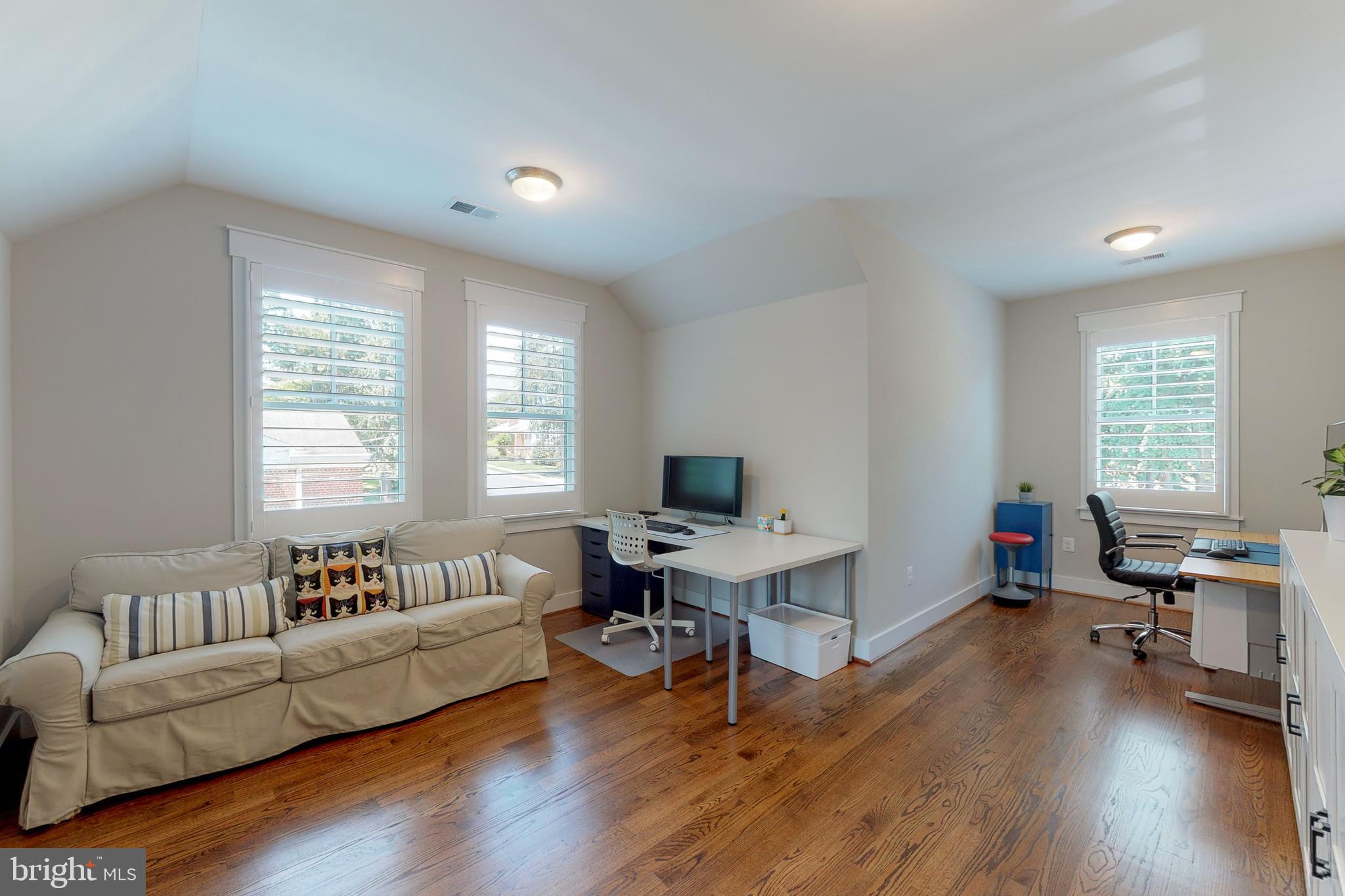 CRESCENT HILLS - Residential