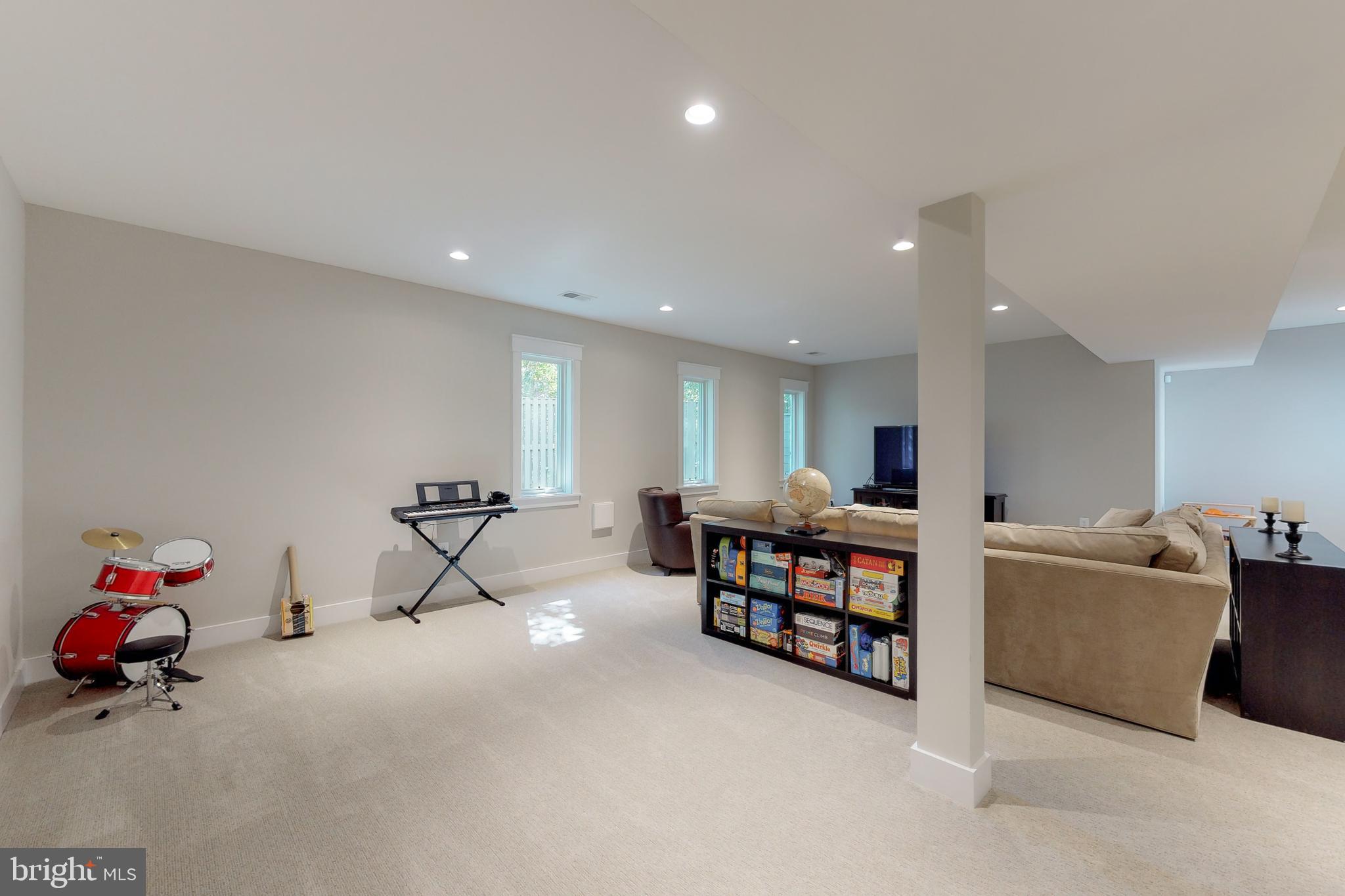 CRESCENT HILLS - Residential