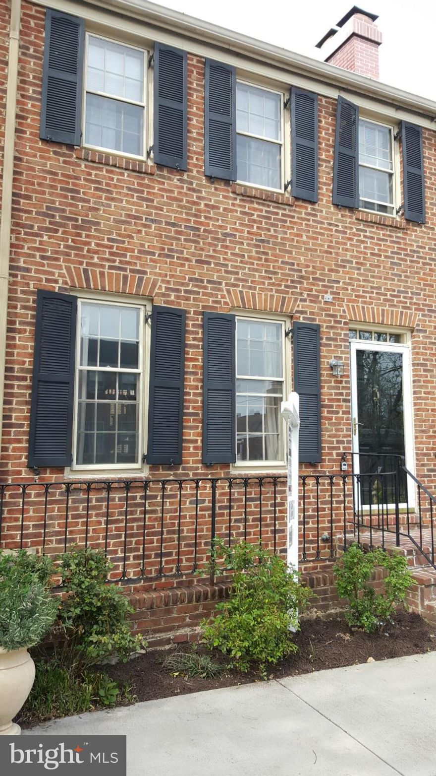 Now completely vacant, professionally cleaned and ready for you to move into!
Charming very well located townhouse on north end of Old Town. Close to Airport, Metro, shopping/restaurants. This home features hardwood floors, two fireplaces nice patio through French doors off dining room, new dishwasher, stove and microwave with a recreation room on lower level with full bath for guests. Nice large laundry room with great storage! Two dedicated parking spaces right out front!