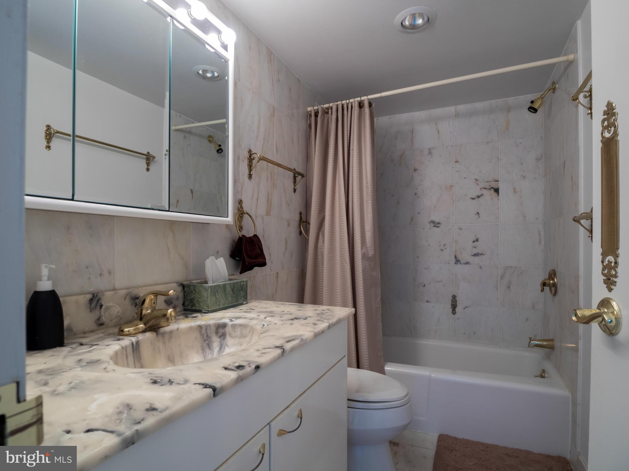 PROMENADE TOWERS - Residential Lease