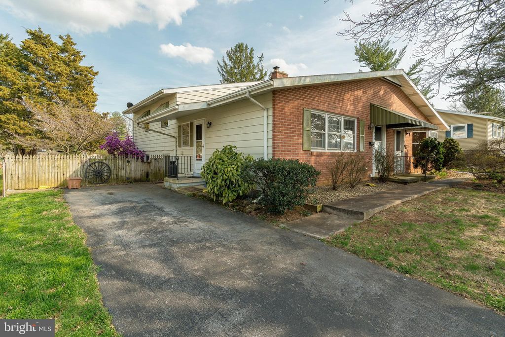 Photo of 439 W MARION ST, LITITZ, PA 17543 (MLS # PALA2033162)