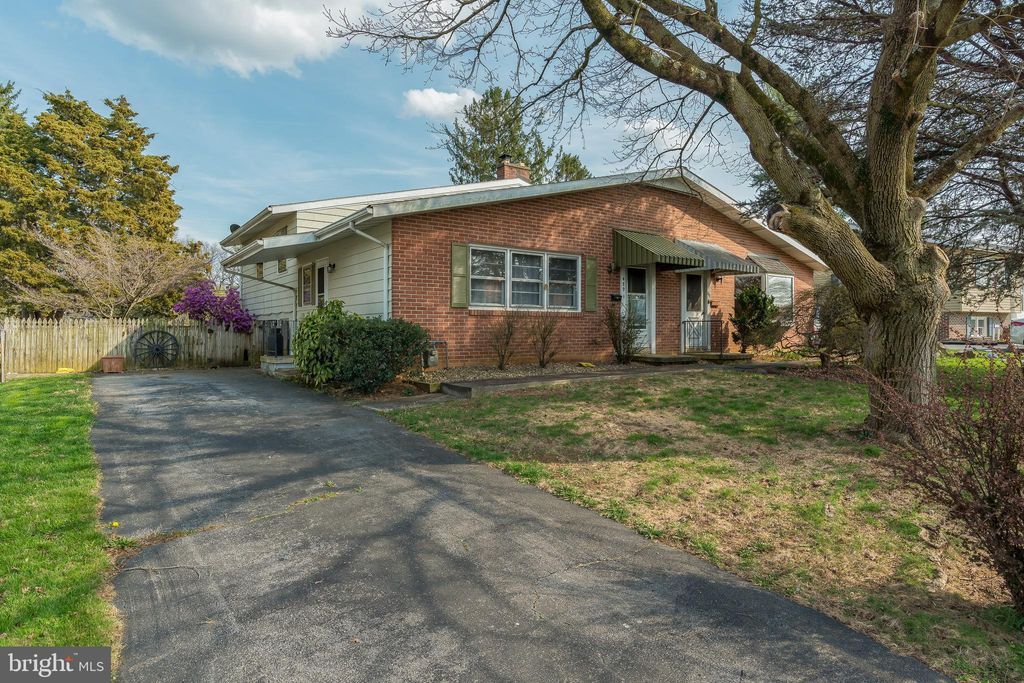 Photo of 439 W MARION ST, LITITZ, PA 17543 (MLS # PALA2033162)