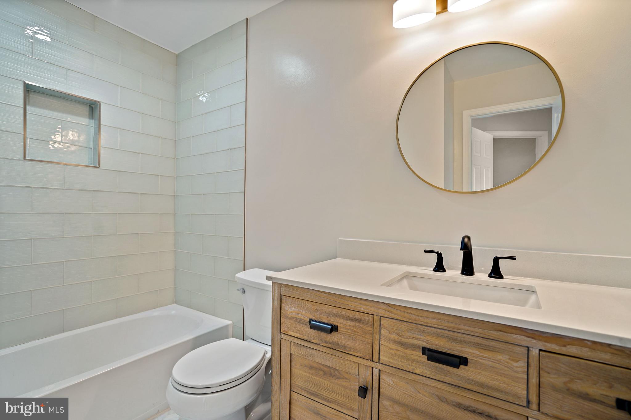 LAUREL HILL LANDBAY - Residential Lease