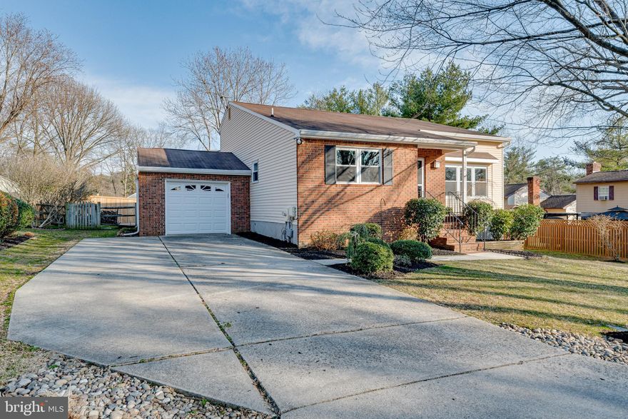 Chartridge  Contemporary !!  Featuring 4 Bedrooms and  3 full baths  .  This home will not disappoint !  Soaring Ceiling in the front living room ,  separate dining room  and family room off the kitchen.   First floor also includes a owners suite with full bath !  Upper level has a owners suite with full bath , 2 additional  bedrooms and hall bath.  Lower level complete with large Rec Room and huge storage room.  Owners are in the process of sprucing up!  Fast settlement possible !!