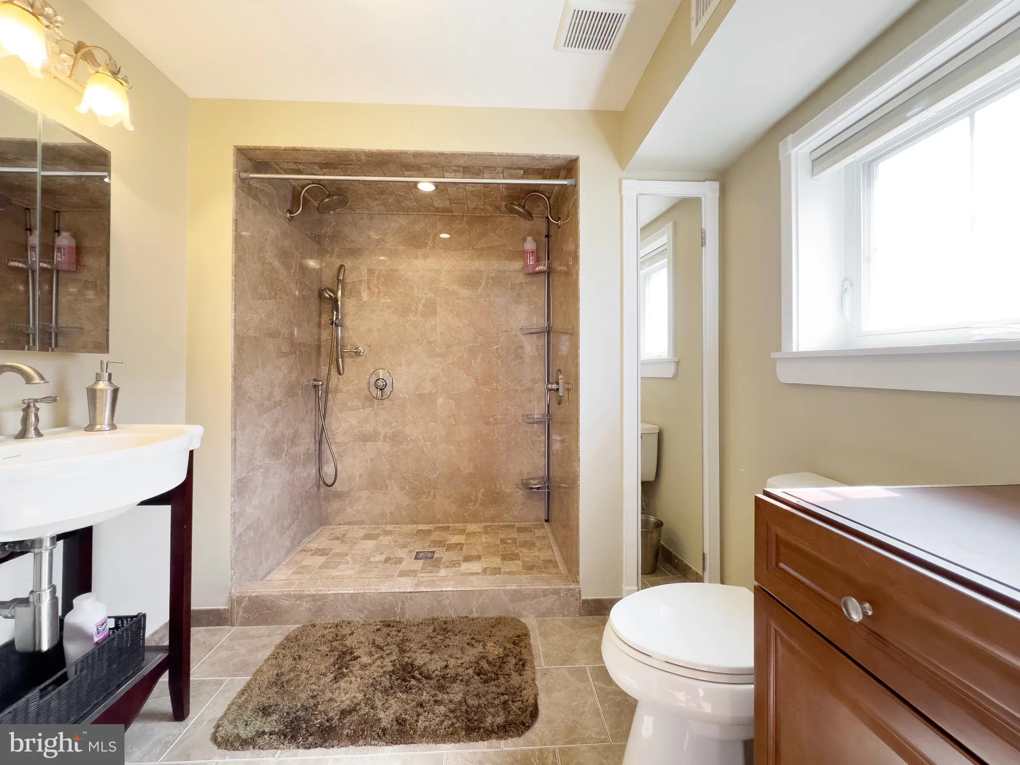 Wildwood, New Jersey 08260, United States, 3 Bedrooms Bedrooms, ,Residential,Active,202038