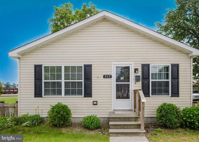 Built in 2005, this one level home offers approximately 1248 finished square feet, three bedrooms and two full baths. This home sits on an approximate 3928 sqft lot.