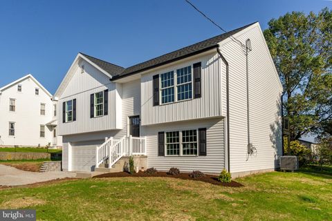 Photo of 10 Vine St, East Earl, PA 17519 (MLS # PALA2042062)